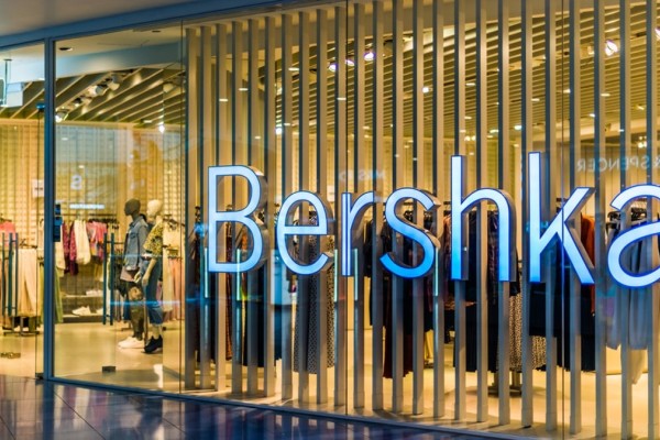 Χαμός στα Bershka: Αυτό είναι το απόλυτο τζιν τζάκετ για τη φετινή άνοιξη και κοστίζει μόνο...