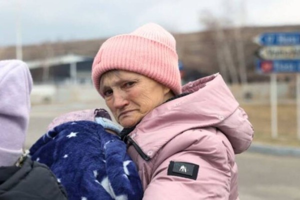Η φωτογραφία της ημέρας: Η γιαγιά με το εγγόνι που έγινε viral και σύμβολο αισιοδοξίας