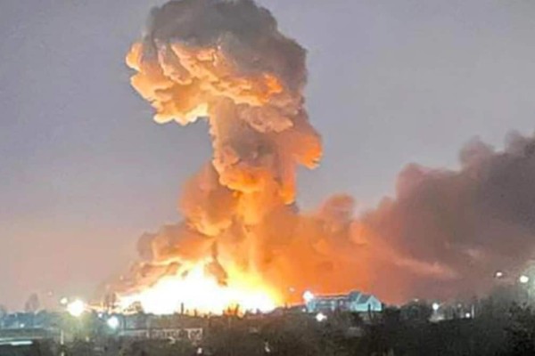 Πόλεμος στην Ουκρανία: Σοκαριστικές εικόνες από ισχυρή έκρηξη σε δεξαμενές καυσίμων στο Κίεβο