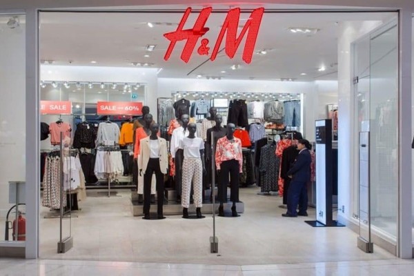 Σοκ στα H&M: Αυτό είναι το sexy φόρεμα για κάθε μέρα που κοστίζει 14,99 €