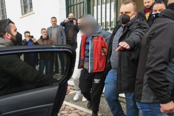 Έγκλημα στην Ανδραβίδα: Τα σοκαριστικά νέα στοιχεία για το μακελειό – Ο δράστης χρησιμοποίησε μαξιλάρι για «σιγαστήρα» (video)