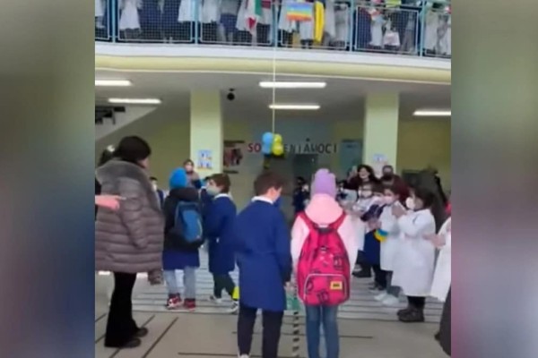 Πόλεμος στην Ουκρανία: Μαθήματα ανθρωπιάς σε σχολείο - Συγκινητικό βίντεο με τη συγκλονιστική υποδοχή παιδιών προσφύγων
