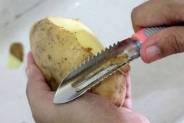 Κανένας κόπος: Αυτό είναι το κόλπο για να καθαρίσεις εύκολα και γρήγορα τις πατάτες (Video)