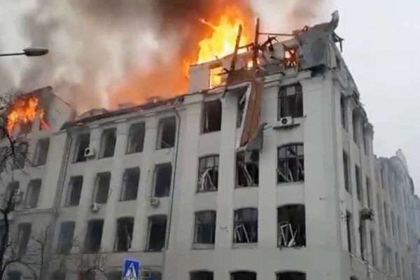 Πόλεμος στην Ουκρανία: Βομβάρδισαν το αρχηγείο της αστυνομίας και το πανεπιστήμιο στο Χάρκοβο (video)