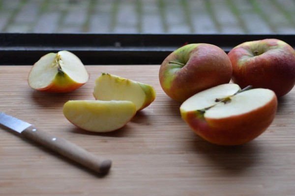Τόσα χρόνια τρώγαμε λάθος τα μήλα - Αυτός είναι ο σωστός τρόπος