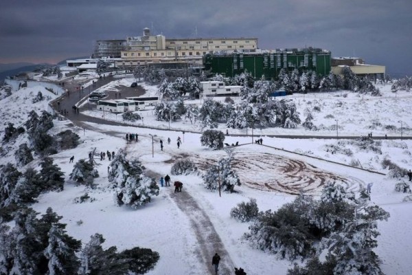 Η φωτογραφία της ημέρας: Καλημέρα από το χιονισμένο καζίνο της Πάρνηθας!