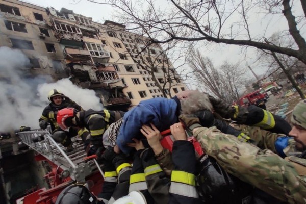 Πόλεμος στην Ουκρανία - Βομβάρδισαν πολυκατοικία εννιά ορόφων στο Κίεβο: Δύο νεκροί και επτά τραυματίες ο απολογισμός - Τραγικές εικόνες
