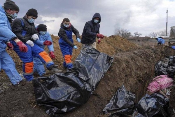 Σοκαριστικές εικόνες στη Μαριούπολη: Πτώματα τοποθετούνται σε σακούλες και πετιούνται σε ομαδικούς τάφους!