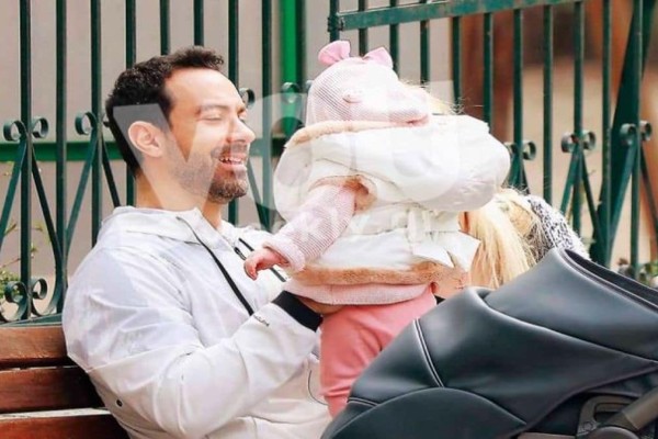 Ντυμένη στα ροζ κάνει νάζια στον μπαμπά Σάκη - Στη Φιλοθέη με μητέρα και κόρη ο Τανιμανίδης