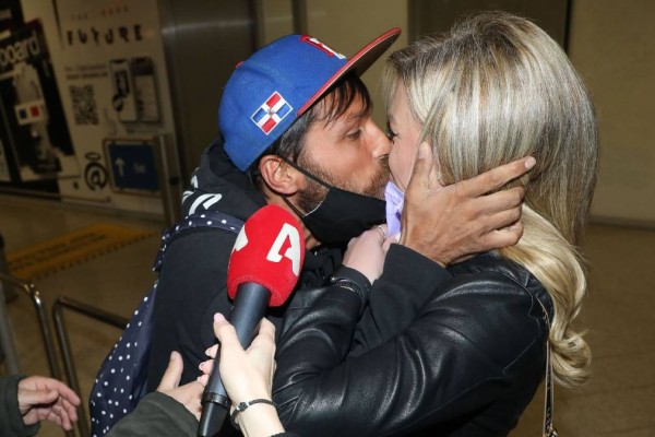 Survivor 5: Γύρισε στην Ελλάδα ο Γιάννης Τσολάκης - Το παθιασμένο φιλί στη σύντροφό του