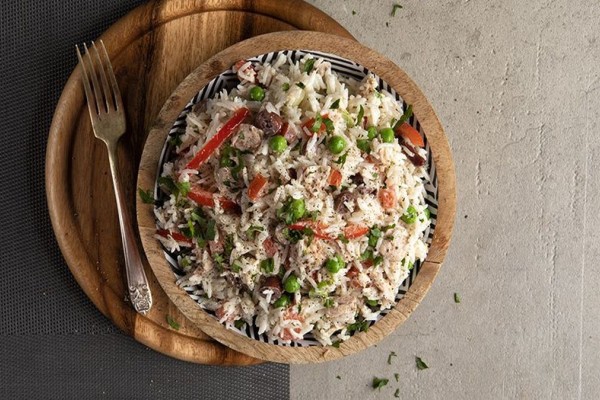 Δροσερή πασχαλιάτικη ρυζοσαλάτα με αρακά, ρύζι και πιπεριές