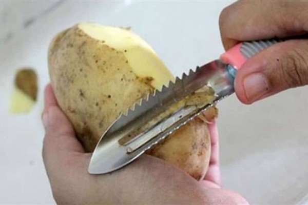 Μην πετάτε ποτέ τις φλούδες από τις πατάτες που καθαρίζετε - Κάνουν θαύματα!