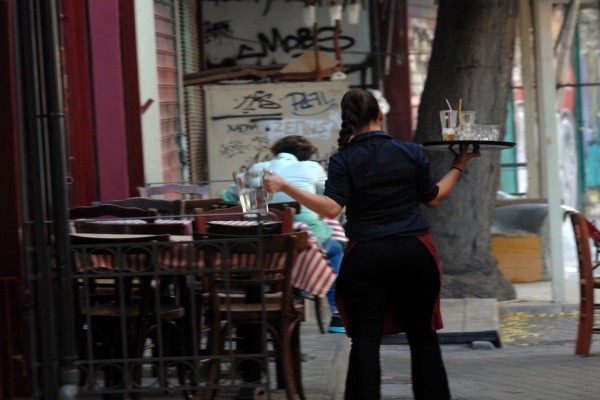 Σάλος στη Θεσσαλονίκη - Εξοργιστική καταγγελία: Eργοδότρια «τραμπούκισε» σερβιτόρα για φιλοδώρημα 1€