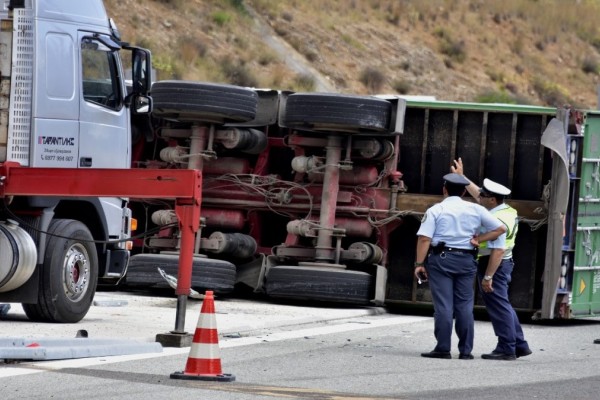 Σοβαρό ατύχημα με νταλίκα στην Αθηνών-Κορίνθου: Μετ’ εμποδίων κινούνται τα οχήματα