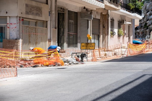 «Ανακαίνιση» στο κέντρο της Αθήνας: Ανακατασκευάζονται 410 πεζοδρόμια στις γειτονιές της πόλης (photos)