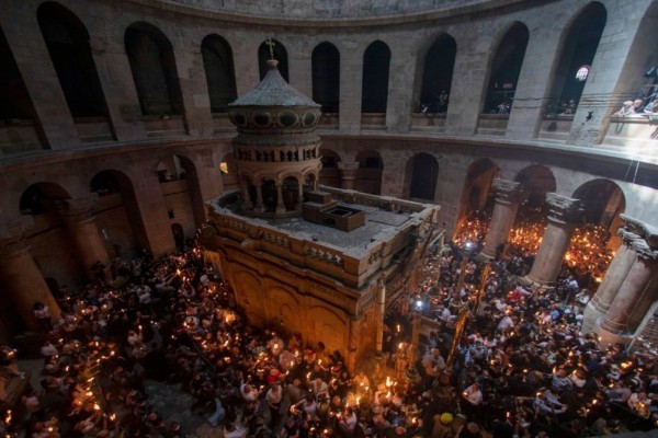 Ιεροσόλυμα: Δέος στην τελετή Αφής του Αγίου Φωτός στον Πανάγιο Τάφο - Στην Αθήνα το απόγευμα (23/4) με ειδική πτήση (video)