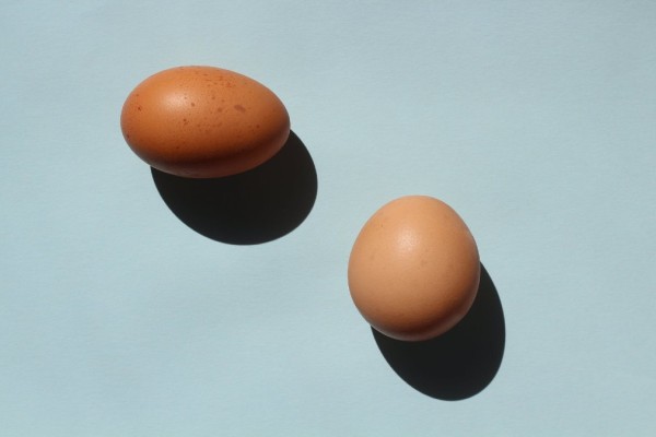 Μέχρι σήμερα το κάνατε λάθος: Αυτός είναι ο σωστός τρόπος για να ξεφλουδίζετε τα αυγά