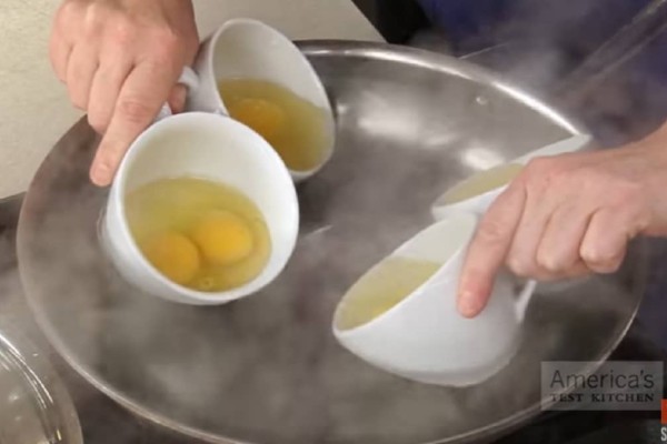 Βάζει 8 αυγά σε 4 κούπες καφέ και τα βουτάει σε καυτό νερό - Το αποτέλεσμα; Θα σας ξετρελάνει (Video)