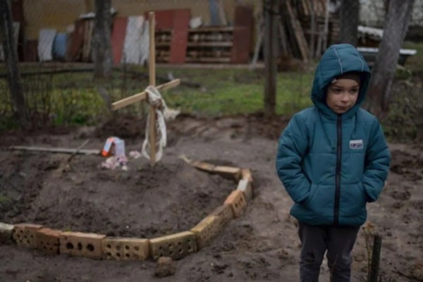 Πόλεμος στην Ουκρανία: Στοιχειώνει τους πάντες - Η φωτογραφία του εξάχρονου που κλαίει δίπλα στον τάφο της μητέρας του