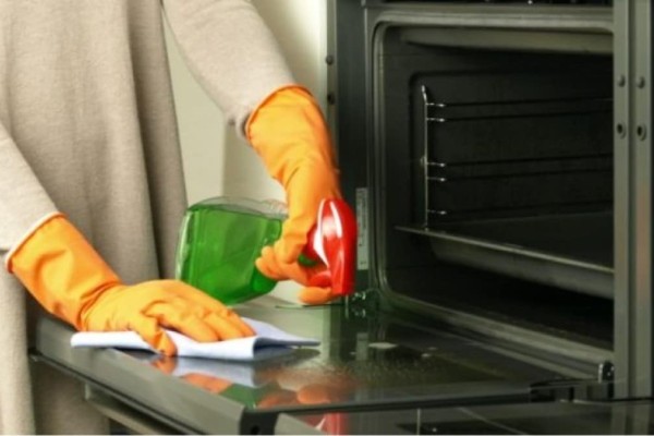 Το «μυστικό» τρικ στη γενική της κουζίνας: Πώς να καθαρίσετε ανάμεσα στο διπλό τζάμι του φούρνου