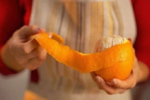Αδιανόητο: Δείτε τι θα συμβεί αν βάλετε μια φλούδα πορτοκαλιού στον φούρνο σας!
