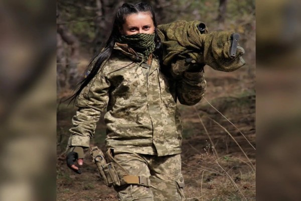 Το «Κάρβουνο»: Ποια είναι η ελεύθερη σκοπεύτρια που έγινε η νέα λαϊκή ηρωίδα της Ουκρανίας