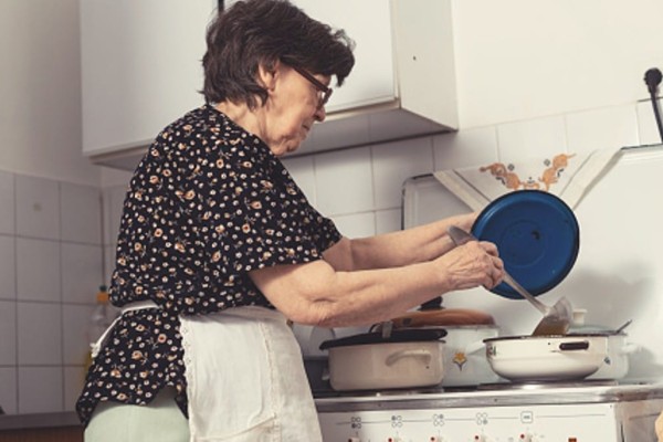 Γιαγιά πως το έκανες; Έτσι έδιωχνε την σκουριά από τα κουζινικά σκεύη