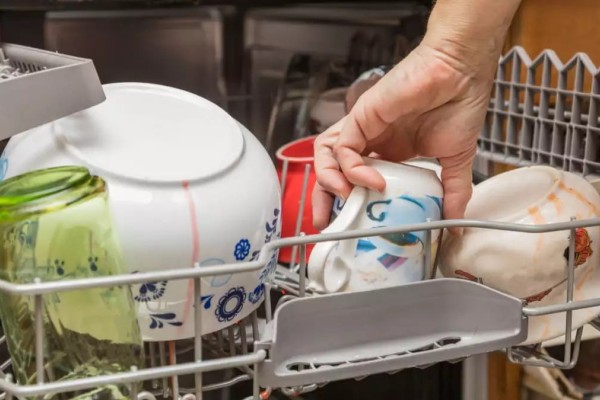 Καθάρισμα σε λιγότερο από 2 λεπτά: To εύκολο κόλπο για να απολυμάνεις γρήγορα το πλυντήριο πιάτων