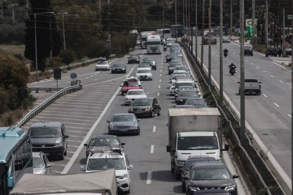 Αυξημένη η κίνηση στο εθνικό οδικό δίκτυο - Ανάσχεση στα διόδια Ελευσίνας