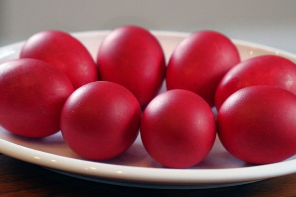 Αυτός είναι ο λόγος που βάφουμε τα αυγά κόκκινα την Μεγάλη Πέμπτη - Τι συμβολίζει;