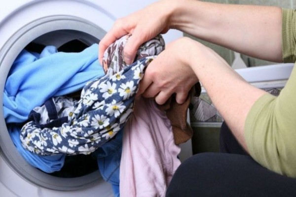 Δεν τα γνώριζε κανείς: 6 μυστικά για να βγαίνουν τα ρούχα σας από το πλυντήριο σαν σιδερωμένα