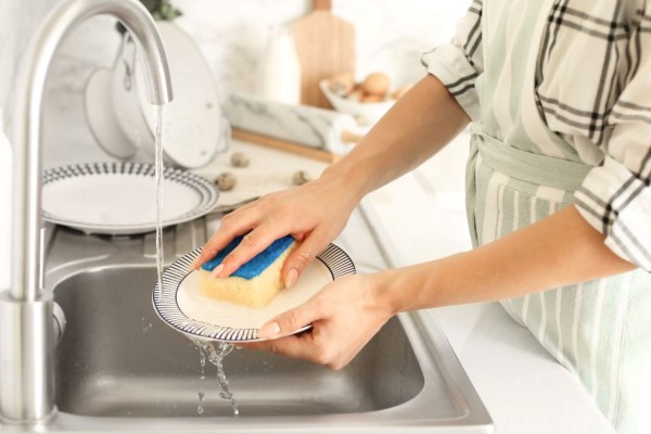 Τόσο καιρό δεν το έκανες σωστά: Τα 6 λάθη που κάνεις όταν πλένεις τα πιάτα