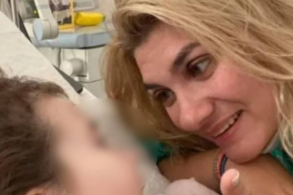 «Θάβει» την Ρούλα Πισπιρίγκου η Daily Mail: «Μητέρα χαμογελά δίπλα στο παιδί της πριν του δώσει θανατηφόρα δόση κεταμίνης»