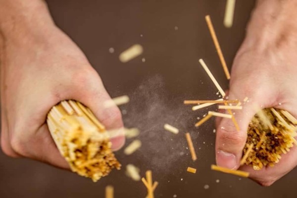 Σπάτε τα μακαρόνια πριν το βράσιμο; Αυτός είναι ο λόγος που δεν πρέπει να το κάνετε ποτέ!