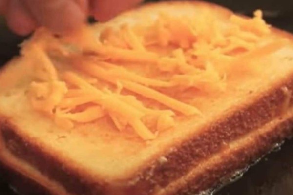 Βάζει 2 φέτες ψωμί στο τηγάνι και προσθέτει λάδι και τυρί - Το αποτέλεσμα θα σας ξετρελάνει