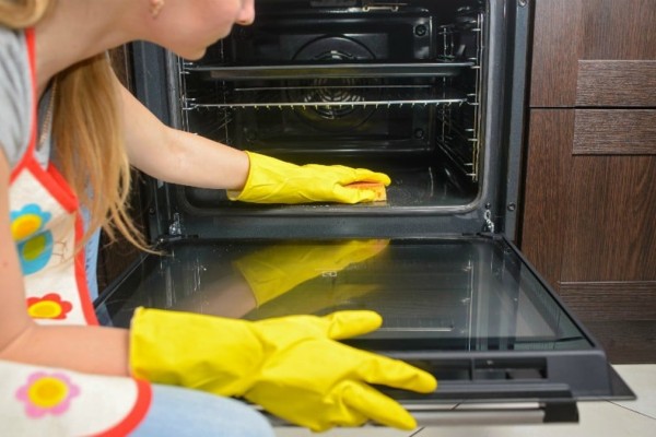 Τα κόλπα της μαμάς: Το καλύτερο κόλπο για να καθαρίσετε τα καμένα λίπη από τον φούρνο σας