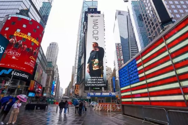 Mad Clip: Mπήκε σε billboard στην Times Square της Νέας Υόρκης!