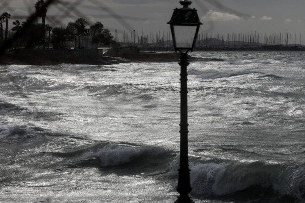 Πολλά προβλήματα από την κακοκαιρία: Αγνοείται άνδρας στην Εύβοια, πτώση δέντρων στην Αττική!