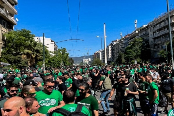 Γέμισαν οπαδούς οι δρόμοι της Αθήνας: Κομβόι από φίλους του ΠΑΟΚ έφτασε στην Αττική - Το αδιαχώρητο και από Παναθηναϊκούς μέχρι το ΟΑΚΑ (photos)