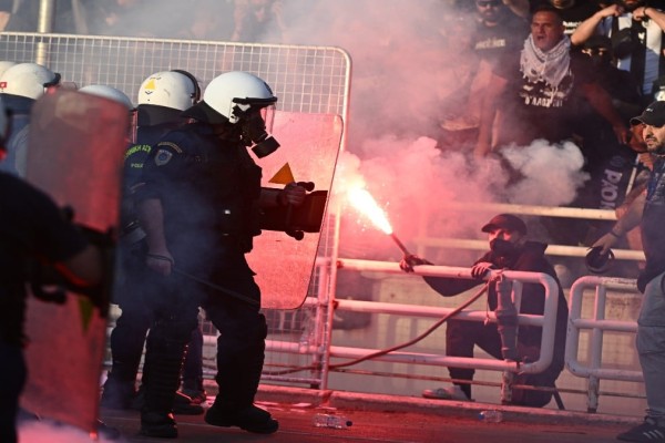 Τελικός Κυπέλλου Ελλάδας: 17 συλλήψεις μετά τις εικόνες ντροπής - Τον γύρο του διαδικτύου κάνουν οι συμπλοκές σώμα με σώμα στο γήπεδο (photos)