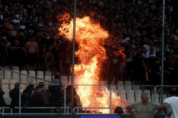 Καταγγελία-ντροπή: ΜΑΤ χτύπησαν 13χρονο παιδί και τον πατέρα του στον τελικό του Κυπέλλου Ελλάδας! (video)