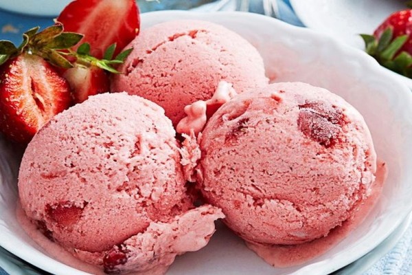 Σπιτικό παγωτό φράουλα με 3 υλικά