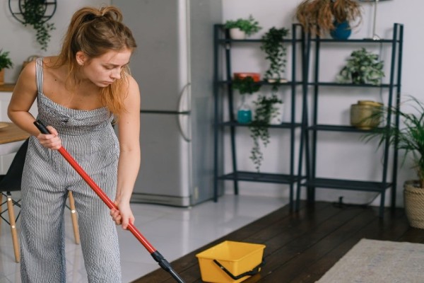 Συμβουλές και κόλπα για να απολυμάνετε σωστά το σπίτι με σφουγγάρισμα