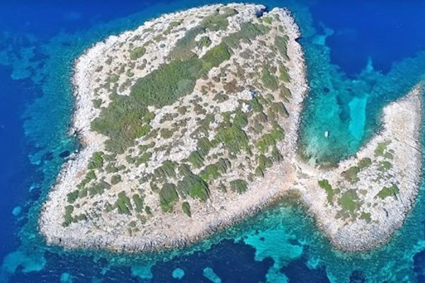 Φονιάς: Το ελληνικό νησί με το ανατριχιαστικό όνομα - Ποια διάσημη ταινία γυρίστηκε εκεί