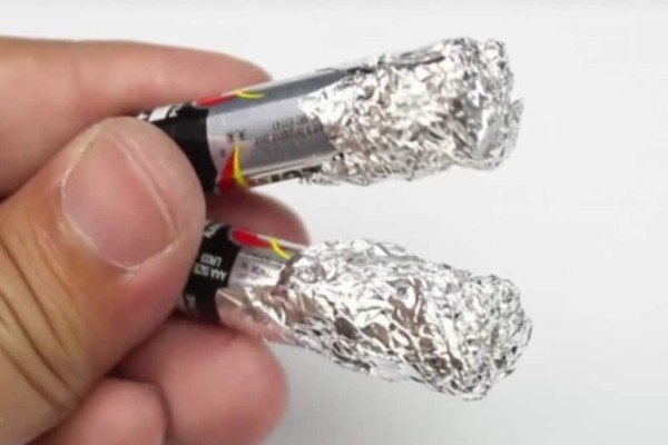 Απίθανο τρικ: Τύλιξε με αλουμινόχαρτο τις μπαταρίες - Θα πάθετε σοκ όταν δείτε το λόγο