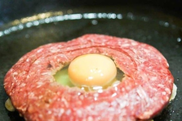 Κάνει μια τρύπα στον κιμά και ρίχνει μέσα αυγό - Το αποτέλεσμα είναι εξωπραγματικό!