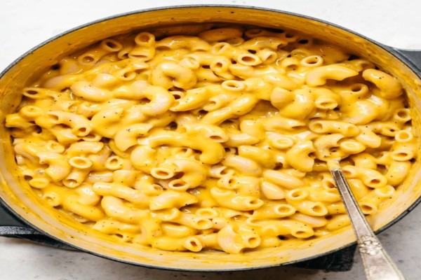 Μακαρόνια όπως δεν τα έχετε ξαναφάει: Vegan mac ‘n’ cheese με σκόρδο, μπρόκολο και μουστάρδα dijon