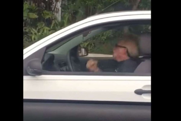 85χρονος παππούς αρχίζει και χτυπιέται μέσα στο αμάξι - Μόλις μάθετε τον λόγο θα μείνετε 