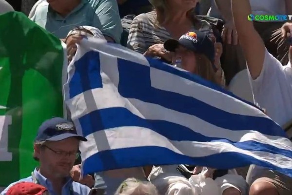 Έβαλαν τα... γερά μέσα για τη νίκη: Έλληνες πανηγύρισαν για τον Τσιτσιπά με τη σημαία του ΠΑΣΟΚ στη Ρώμη (video)