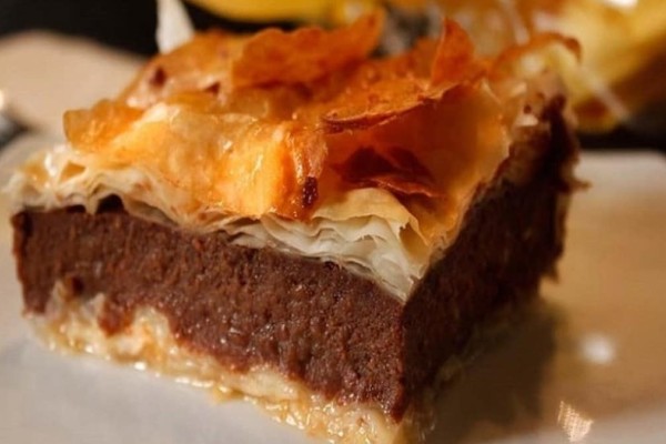Η πιο «αμαρτωλή» συνταγή γλυκού: Γαλακτομπούρεκο με σοκολατένιο φύλλο κρούστας!